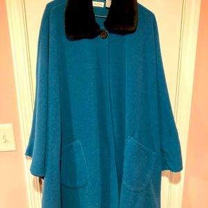 Beautiful blue cape with brown faux fur collar.